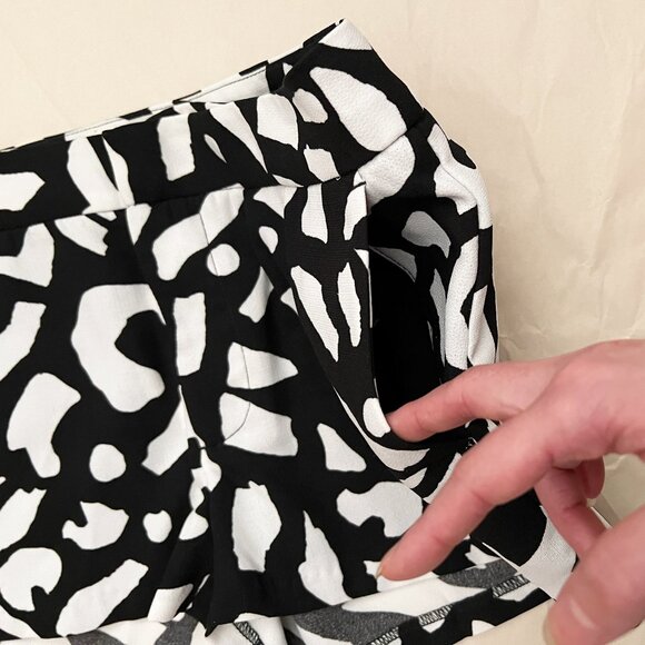 NWOT Urban Outfitters Alice & UO Black & White Patterned Shorts Size 0 - Picture 6 of 14